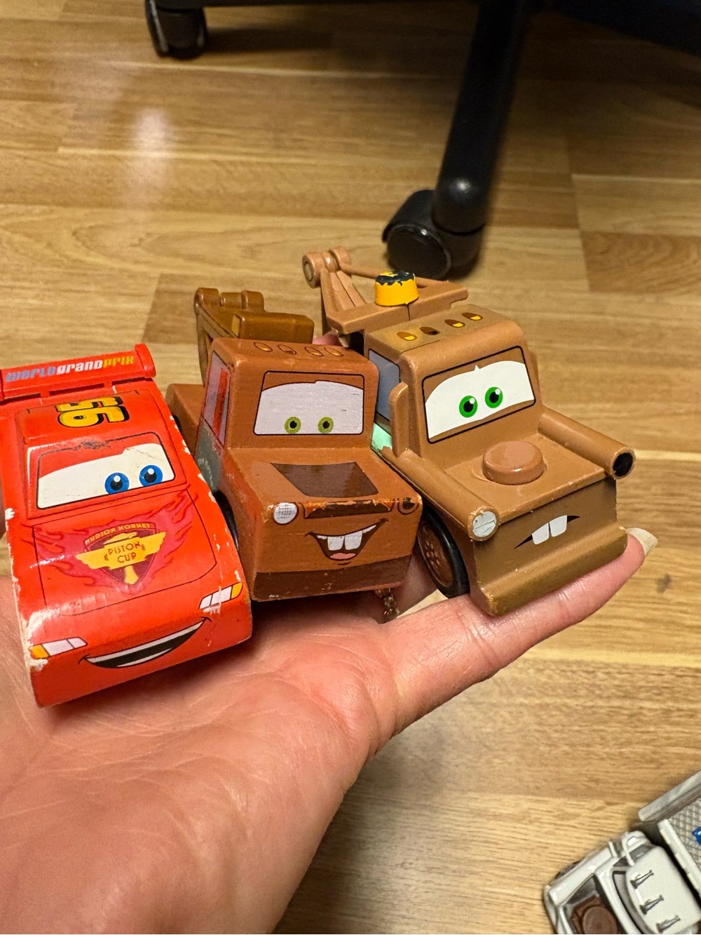 Disney Pixar Cars Wooden lot WOOD Tow Mater 3" and lightning McQueen